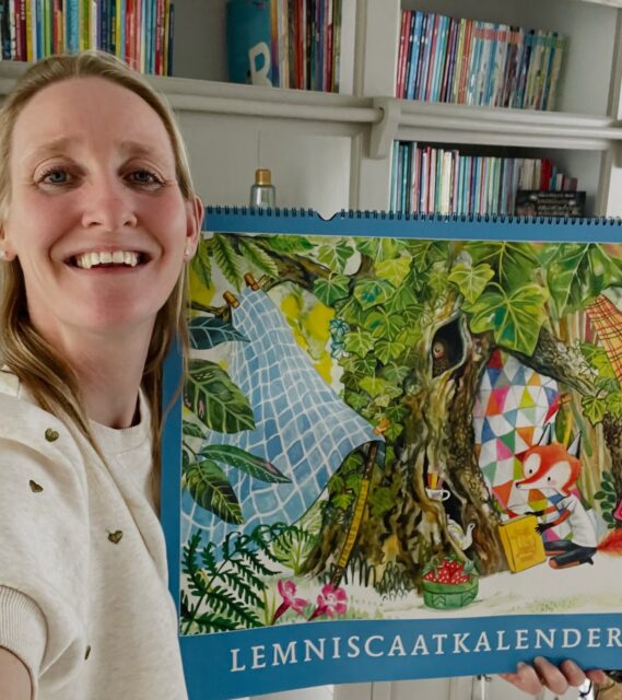 Cadeautip! 🎁 
De @uitgeverijlemniscaat kalender voor het nieuwe jaar koop je voortaan bij @bekkingblitz of via de boekhandel. Hij is weer prachtig! 
De platen uit de mooiste prentenboeken maken jouw klaslokaal, BSO ruimte of de kinderkamer nog vrolijker! 🤩 

Voorkant: Lekker alleen! van @_miriambos 

#prentenboeken #kleuters #voorlezen #2026