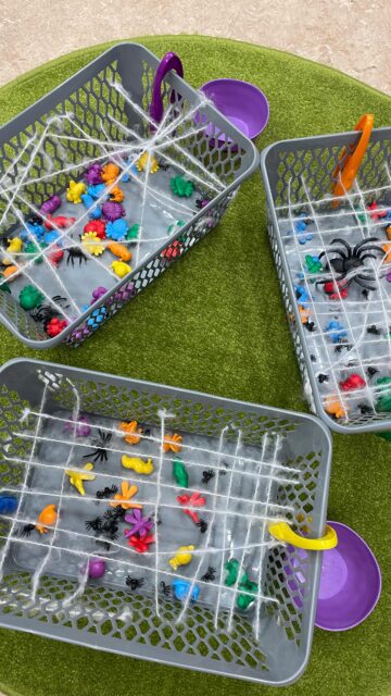 Een kijkje in de klas! 🎥 
Kijk mee hoe alles in de ochtend klaarstaat voor de start van de dag. 🍂 

🔗 Meer weten? Bekijk de items onder het menu ‘organisatie ‘ op mijn website. 

De leuke ronde matten om op te spelen vonden we bij @boxenland. 

#kleuters #spel #spelen #groep12 #kleuterjuf