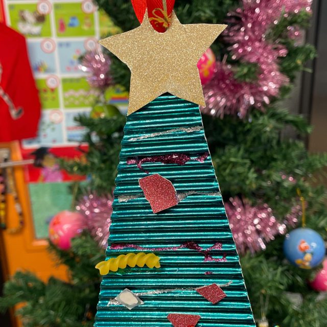 ✨ Een stil kijkje in de klas vandaag. M’n energie is op en m’n stem ook. 😴 
Een aantal kinderen was ook moe, maar wat hebben ze heerlijk zitten kerstknutselen deze dagen. 🥰 Even wat rust na de sintspanning, al moeten we ook nu weer zoveel dingen doen. 🤷🏼‍♀️ 🤯 🎄