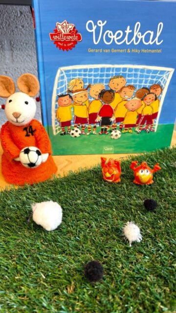 Voetbalmuis van @sjaalmetverhaal heeft een plekje gevonden op ons voetbalveld! De kleuters spelen hier met grijpers en pompons. De goals gaan we nog maken van K’nex, Clics of Coblo. 🧡 ⚽️