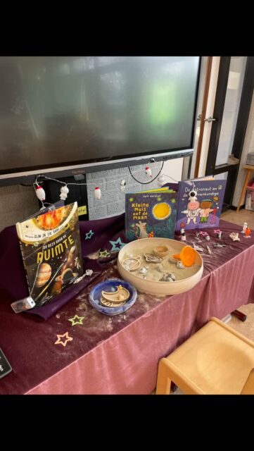 🚀 Onze ruimtemissie is gestart! 
We openden het thema met een zoekspel naar planeten op de speelplaats en daarna gingen we los in de klas. De kinderen zijn mega enthousiast!! 🤩 

🪐 Het zoekspel en de andere materialen uit het filmpje vind je (gratis) op m’n site. 

De ronde speelkleden die wij gebruiken vond ik bij @boxenland