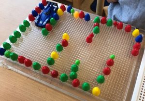 vervoer autocoureur circuit spel kleuters