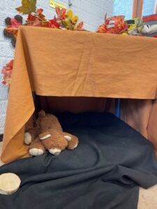 wij gaan op berenjacht spelhoek kleuters