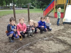 buiten spelen in de regen