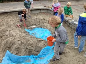 buiten spelen kleuters water