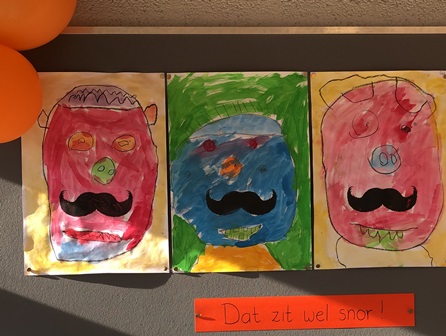 Drie kleurrijke gezichten met snorren