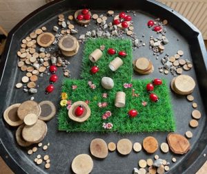 thema insecten kleuters tuff tray