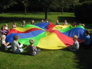 spelen met de parachute kleuters