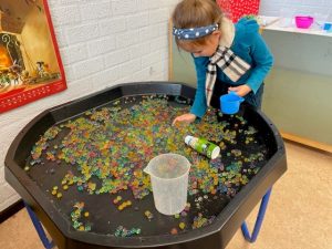 spelen jonge kind
