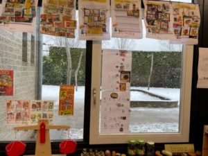Spelhoek - In de supermarkt Maak een supermarkt in je lokaal. Denk bij de inrichting van de winkel aan: reclameposters, schappen of een kast met daarin dozen van levensmiddelen, AH-mini's, kunststof fruit en groenten in bakken gesorteerd, een weegschaal, een kleine winkelwagen, een boodschappentas, een speelgoedkassa, geld, portemonnee, een schort (bedrijfskleding) een tafel waarop papier en een potlood of stempels liggen voor het maken van boodschappenlijstjes, kassabonnen enzovoorts. Laat de winkelmedewerkers de producten prijzen. De klanten wegen het fruit en de groeten met de weegschaal. Hiervoor kun je eventueel ook gewichten gebruiken (balansweegschaal). Nummer de gewichten. Het fruit kost zoveel als het cijfer op het gewicht gelijk aan het gewicht van het fruit. Laat kinderen de reclameposters maken door afbeeldingen uit reclamefolders van supermarkten te knippen, te stempelen of te schrijven. Laat ook enkele kinderen zelf reclamefolders voor jullie supermarkt maken en in de huishoek verspreiden. --> Download de lege reclameposters