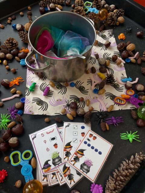 Halloween 🎃 
Ik ben er niet zo van, maar bij de kinderen leeft het enorm, dus 6 leuke, griezelige activiteiten bedacht in combinatie met het thema herfst. 

Je vindt ze in de Halloweenbundel en in onze klassen! 👻 

#kleuters #groep12 #halloween