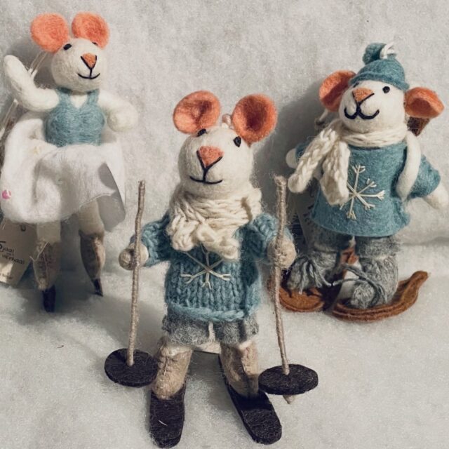 Ineens moest ik aan deze schatjes van @sjaalmetverhaal denken! 🩵 Die wil je toch hebben? Als decoratie voor thuis of om nu mee te spelen in de klas! ❄️ #olympischespelen