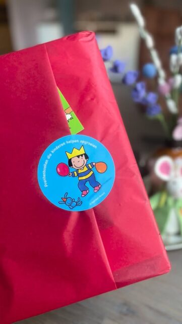 Kleine wielrenners, opgelet! 🚴🏼‍♀️
Kijk hoe leuk en lief! Dit nieuwe prentenboek ontving ik van @kathleenamant. Een heerlijk boek met het mooie weer in aantocht. Fietsen maar!

🔗 Jufanke.nl > prentenboeken 

𝔻𝕖 𝕘𝕣𝕠𝕥𝕖 𝕝𝕠𝕠𝕡𝕗𝕚𝕖𝕥𝕤𝕣𝕒𝕔𝕖
Kathleen Amant – Hocus Pocus

Gaston wil meedoen aan de grote loopfietsrace. Hij oefent elke dag, samen met zijn beertje. Ze zoeven door de plassen en springen over de zandbergen. Maar tijdens de wedstrijd gaat het mis… Haalt Gaston de finish?

Dit boek is voor alle kleine wielrenners. Voor kinderen die van fietsen houden, van crossen en plezier! Want dat is De grote loopfietsrace, heel veel plezier! De vrolijke, sprekende illustraties van Kathleen nemen je mee in het leven van Gaston. Hij wil meedoen aan een fietswedstrijd en daarvoor moet hij veel oefenen. Van dat oefenen word je zelf enthousiast. Je zou zo op je fiets springen! De wedstrijd zelf verloopt niet vlekkeloos, maar Gaston is positief en geeft niet op. 

Dit verhaal is heerlijk voor de kleinsten die zelf een loopfiets hebben of willen leren fietsen. Het laat zien dat fietsen leuk is en gaat daarnaast over oefenen, durven, doorzetten en elkaar helpen. Verschillende woorden om de woordenschat uit te breiden komen voorbij, zoals wielrenner, loopfietsrace, banden oppompen, dokter en ‘gaan als een speer’. De duidelijke en paginagrote illustraties ondersteunen de tekst prachtig. 

Een mooi prentenboek voor kinderen vanaf 3 jaar.

Pak je (loop)fiets en ga als een speer naar de boekhandel voor De grote loopfietsrace!