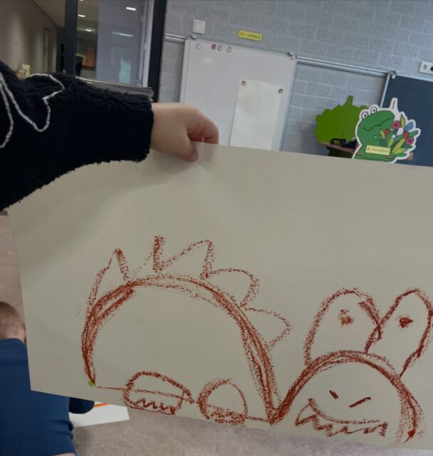 Deze super leuke motorische oefening zag ik bij Juf Leonie. Ze heeft de schildpad uit Krullenbol (4+) omgetoverd tot een dino.

Wij maakten een grote en kleine boog met bijpassende klassieke muziek op de achtergrond. Na de bogen heeeel vaak getekend te hebben, maakten de kinderen er een dino van met ogen, stekels, een staart en poten. Zo leuk om te doen! 🦕