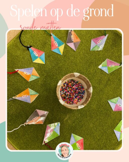 Tip voor de jaarbestelling! Deze heerlijke ronde speelkleden van @boxenland. Ze zijn er in verschillende kleuren en afmetingen. Wij hebben die van 100 cm doorsnede. De kinderen pakken ze zelf en rollen ze zelf weer op. We gebruiken ze voor de inloop en de speel-/werktijd. 

Tafels eruit, matten erin & lekker spelen op de grond. 

Geen reclame, gewoon fan!
