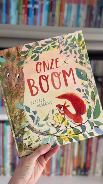 ✨ Prachtige prentenboeken! 
Welke gaat op jouw lijstje voor de Sint? 🎁 

🔗 Op de prentenboekenpagina van Jufanke.nl lees je meer over deze nieuwe pareltjes. 

🍂 Hier een voorproefje van Onze boom:

Onze boom
Jessica Meserve – @veltmanboekenenmeer 

Eekhoorn is opgetogen als hij een prachtige boom ontdekt en hij wil deze helemaal voor zichzelf houden! Maar hij beseft al snel dat hij niet alleen in de boom is, dus besluit hij op zoek te gaan naar een andere boom, alleen voor zichzelf.

De voorkant van dit prachtige prentenboek sprak me zó aan, daar moest ik meer van weten! 

Onze boom is een bijzonder mooi verhaal met diepgang. Het vertelt het verhaal van verschillende dieren die Boom bezoeken: om op uit te rusten, om zich aan te krabben, voor voedsel en om in te wonen. Ook Eekhoorn komt een kijkje nemen.

Bij dit verhaal worden niet alleen de dieren betrokken, maar ook Boom zelf heeft een stem. Boom is oud en wijs en iedereen is welkom op zijn takken. Eekhoorn denkt daar anders over en hoort van Boom: ‘We wonen hier samen. Ik ben van iedereen, niet alleen van jou.’
Dat bevalt Eekhoorn niet, dus hij zoekt een andere boom, maar o jee, van wie is die? En dan gaat het mis! 

Uniek dat in dit verhaal ook de boom een stem heeft en met zijn levenservaring een belangrijke rol vervuld. Bij Boom wordt iedereen geaccepteerd en helpt iedereen elkaar! 

De illustraties zijn warm en vol liefde. Zo mooi als de voorkant is, zo prachtig is dit hele prentenboek. Hebben! 

Een prachtig verhaal met een waardevolle boodschap!