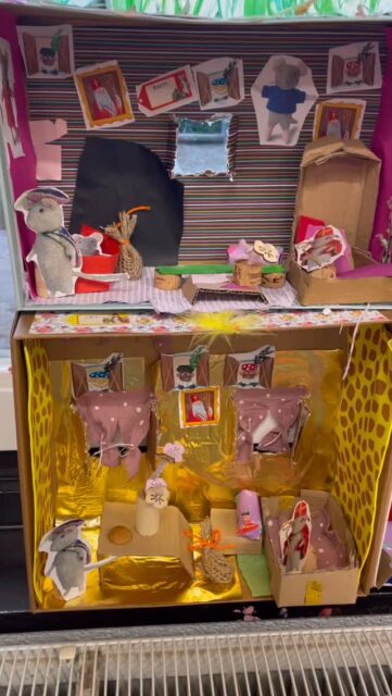 O, kom er eens kijken … naar ons prachtige Sinterklaas Muizenhuis! 🥰 Elk kind knutselt in een schoenendoos een kamer van het logeerhuis van Sinterklaas. Ze werken er wel 3 werklessen met volle betrokkenheid aan en vinden het zó leuk! Elke dag komen er kamers bij en groeit ons logeerhuis. 

✨ Uit het @kleuteruniversiteit project Sinterklaas - Het Muizenhuis.