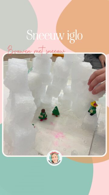 Een iglo van sneeuw in ons lokaal!! ❄️ 
Dag 2 van de sneeuwpret op school: een lage bak met sneeuw en kleine rechthoekige vormpjes. Bouwen maar! De sneeuw werd al gauw ijzig en super fijn en plakkerig om mee te bouwen. Zo leuk! 
Lekker warm binnen, want sommige kleuters zien er zo uit: 🥶 en toch sneeuwpret. 

#themawinter #kleutergroep #kleuterjuf #groep12