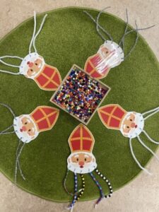 sinterklaas baard rijgen kleuters