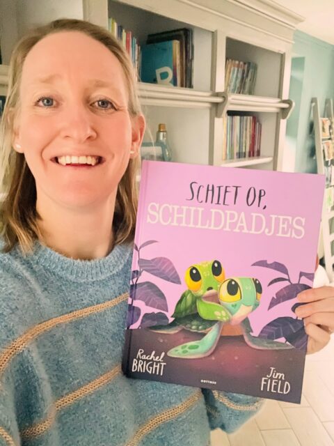 Jaaaa! Een nieuw boek in de reeks van @rachelbrightbooks en @_jimfield! Hij is zooo vertederend! 😍

𝕊𝕔𝕙𝕚𝕖𝕥 𝕠𝕡, 𝕤𝕔𝕙𝕚𝕝𝕕𝕡𝕒𝕕𝕛𝕖𝕤 ℝ𝕒𝕔𝕙𝕖𝕝 𝔹𝕣𝕚𝕘𝕙𝕥 & 𝕁𝕚𝕞 𝔽𝕚𝕖𝕝𝕕 – 𝔾𝕠𝕥𝕥𝕞𝕖𝕣

Op een pikdonker strand begint een spannende race: een groepje pasgeboren schildpadjes stormt richting zee, onder het toeziend oog van een juichende dierenmenigte. Dodo wil maar al te graag als eerste bij het water zijn. Maar dan raakt haar broertje verdwaald. Wat doet Dodo: rent ze door om als eerste de zee te bereiken of gaat ze haar verdwaalde broertje redden? 

Wat een lief en leerzaam verhaal is Schiet op, schildpadjes! Leerzaam vanwege de prachtige boodschap die, net als in de andere boeken van Rachel Bright en Jim Field, ook in dit boek verborgen zit en leerzaam vanwege het wonderlijke natuurfenomeen dat erin beschreven wordt: pasgeboren schildpadjes die het licht van de maan volgen op weg naar de zee, waar ze voor de zon opkomt in moeten liggen. Bette Westera heeft ook dit verhaal weer fantastisch vertaald, zodat het lekker blijft lopen en logisch rijmt. De illustraties zijn te vertederend en ontzettend sprekend! Natuurlijk wil je dit boek in je boekenkast hebben staan!

Een verhaal over moed, keuzes en hoe een dappere daad anderen kan inspireren.