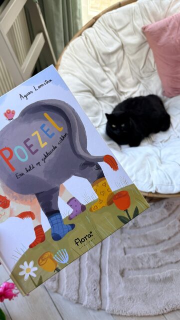 Poezel, een poes en een ezel in één. Bestaat dat? Ja hoor! Ontdek het in dit nieuwe boek van @uitgeverijflora. 🌸 

ℙ𝕠𝕖𝕫𝕖𝕝 
𝔼𝕖𝕟 𝕙𝕖𝕝𝕕 𝕠𝕡 𝕘𝕖𝕜𝕝𝕖𝕦𝕣𝕕𝕖 𝕤𝕠𝕜𝕜𝕖𝕟

Fleur van de Velde & Agnes Loonstra – Uitgeverij Flora

Alle dieren vinden snel een baasje in het asiel, behalve Jawistikhetmaar. Ze is te groot voor een poes, te klein voor een ezel én ze maakt een gek geluid: “IEHAMAUW!” Als elke zaterdag nieuwe baasjes in echt asiel komen kijken, verstopt Jawistikhetmaar zich snel. Stel je voor dat iemand haar ziet, zo’n gek beest. 

Natuurlijk is er voor elk dier een lief baasje en zo wordt ook Jawistikhetmaar op een dag gekozen. Ted wil hem dolgraag hebben, maar heeft hij die dikke billen van Jawistikhetmaar eigenlijk wel gezien? Ted stottert als hij enthousiast is of iets spannend vindt en stoort zich niet aan dingen die anders zijn. 

Ted is dolblij met de poes en ezel in één, maar zijn ouders vragen zich af wat ze met zo’n groot beest in huis moeten. Dat kan nog wel eens een uitdaging worden! 

Poezel is een ontroerend verhaal met humor over anders zijn, vriendschap en jezelf durven zijn. Jawistikhetmaar schaamt zich en verstopt zich, maar dat zij er anders uitziet, kan Ted niks schelen. Hij komt voor haar op en ziet haar mooie kanten. Ze worden onafscheidelijk en hebben samen veel plezier. 

Het verhaal is vrolijk geïllustreerd door Agnes Loonstra. De emoties worden heel helder weergegeven, waardoor je met de personages mee gaat leven, het verhaal ingezogen wordt en het je raakt.
Wat is het mooi om te zien dat meer mensen Jawistikhetmaar in hun hart gaan sluiten en dat ze een nieuwe naam krijgt: Poezel!

Een hartverwarmend verhaal met een waardevolle boodschap: je mag er zijn!