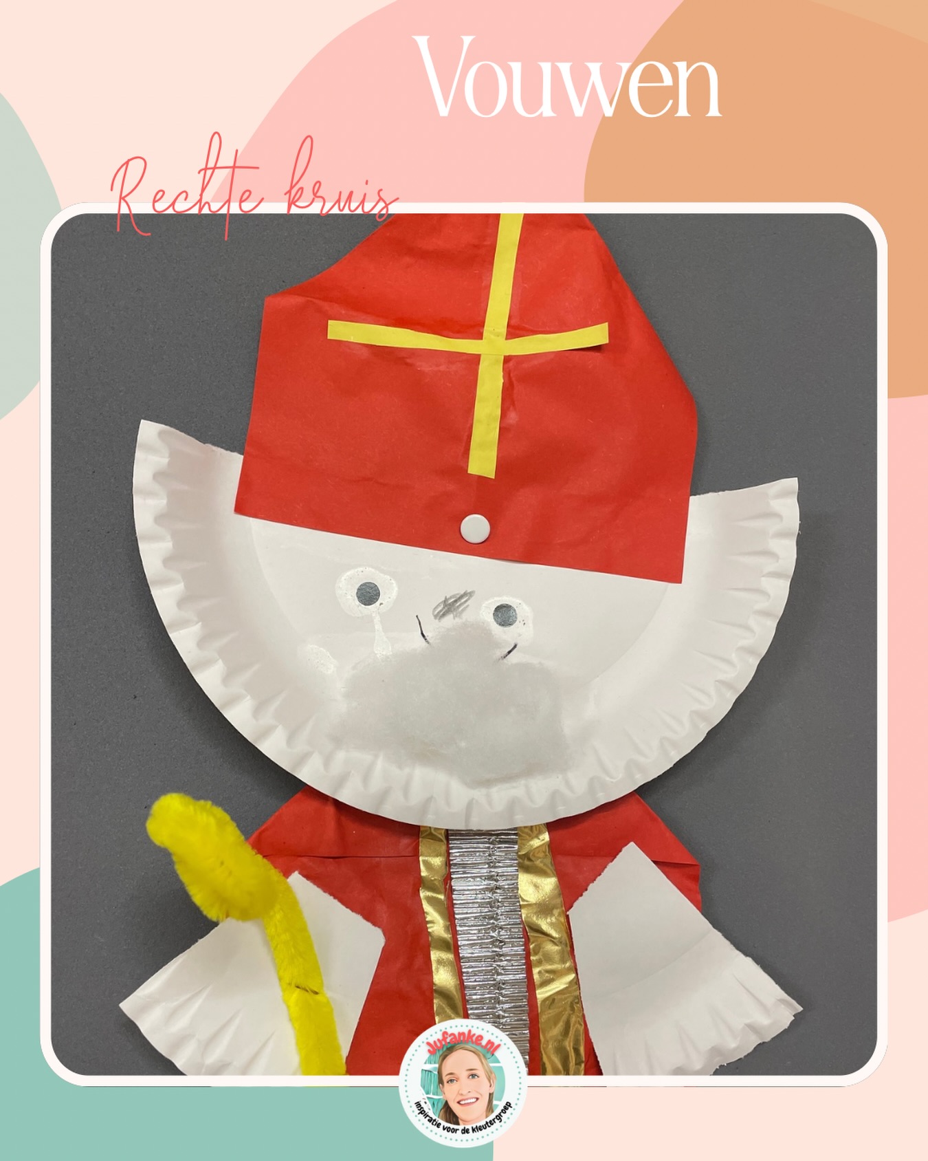 Vouwen! 
De kinderen vouwen 2x een huisje (recht kruis) en krijgen een papieren bord. Daarmee maken ze een Sinterklaas. Verder ligt er allerlei knutselmateriaal klaar zoals chenilledraad en goud en zilver papier om zich creatief uit te leven. 😍