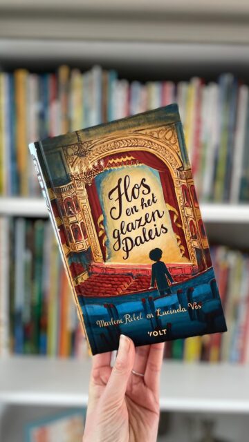 ✨Nieuw verschenen! Boeken voor de midden- en bovenbouw.

Uitgelicht! 𝔽𝕝𝕠𝕤 𝕖𝕟 𝕙𝕖𝕥 𝕘𝕝𝕒𝕫𝕖𝕟 𝕡𝕒𝕝𝕖𝕚𝕤 
𝕄𝕒𝕣𝕝𝕖𝕟𝕖 ℝ𝕖𝕓𝕖𝕝 𝕖𝕟 𝕃𝕦𝕔𝕚𝕟𝕕𝕒 𝕍𝕠𝕤 - 𝕌𝕚𝕥𝕘𝕖𝕧𝕖𝕣𝕚𝕛 𝕍𝕠𝕝𝕥

December 1914. Amsterdam. Het is net voor Kerstmis en de straten zijn bedekt met een dik pak sneeuw. Op het kleine zolderkamertje is het koud, dus zwerft Flos langs de besneeuwde grachten van deze voor hem onbekende, veel te grote stad.

Dit verhaal wil je nú lezen! Het gaat over een toneelstuk en speelt zich af in en rond het Paleis voor Volksvlijt in Amsterdam dat door een brand helaas verloren is gegaan. Het verhaal is geschreven naar Charles Dickens. De geest van het heden, het verleden en de toekomst kloppen aan. Komt je dat bekend voor? Juist ja, Scrooge! Een echt kerstverhaal dus, over het toneelstuk Scrooge én over het echte leven van Flos, die zijn moeder al 12 jaar lang moet missen. 

Een sfeervol, koud én warm verhaal voor de decembermaand.
10+