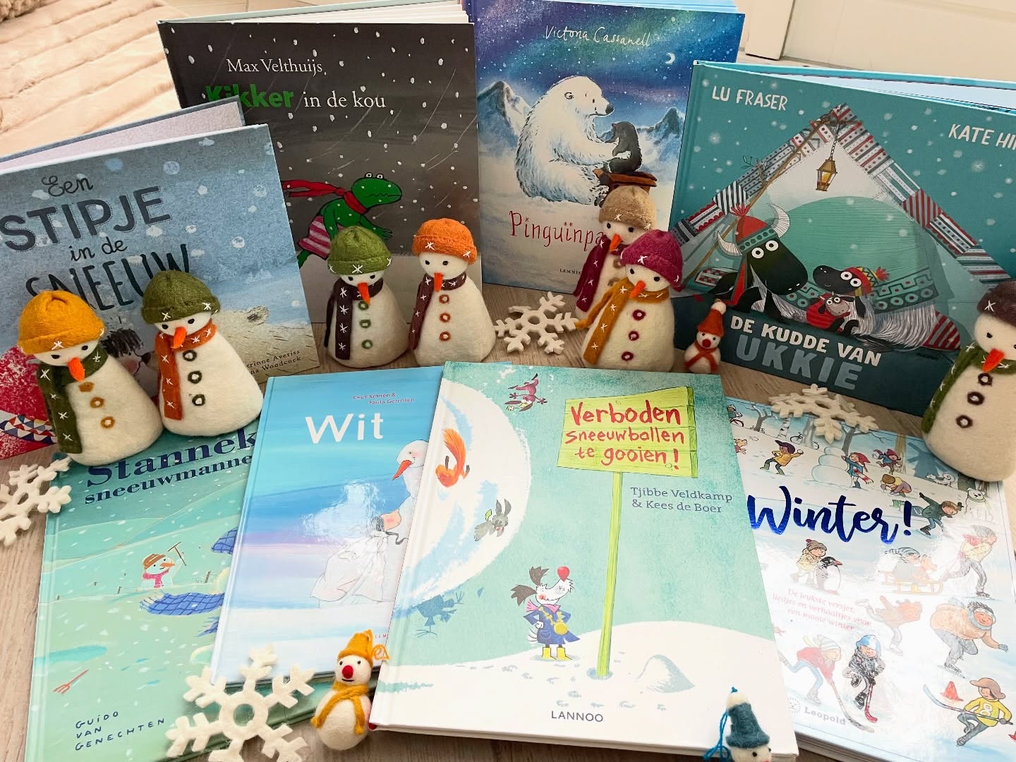 ❄️ Enkele lievelingsboeken en @sjaalmetverhaal winterspullen uit de kast gehaald. Ook lievelings! 😍😍
Ze hebben een leuke nieuwe wintercollectie op hun site met weer ander moois. Zoek op ‘winter’ of ‘sneeuw’. Maar pas op! Als je hun site bezoekt kom je er niet meer weg met een lege winkelmand! 😉

#themawinter #kleuters