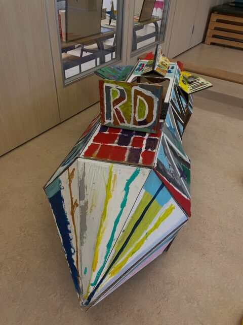 De mooiste raket van de wereld! 🎨 🚀 😉

Samen met @atelieringebollen maakten onze kleuters deze giga grote vrolijk gekleurde raket! Een raket om echt in te kunnen spelen. En dat doen de kinderen nu, elke dag. 🤩 Wat een (ruimte)feest! 

Dankjewel Inge! 🪐