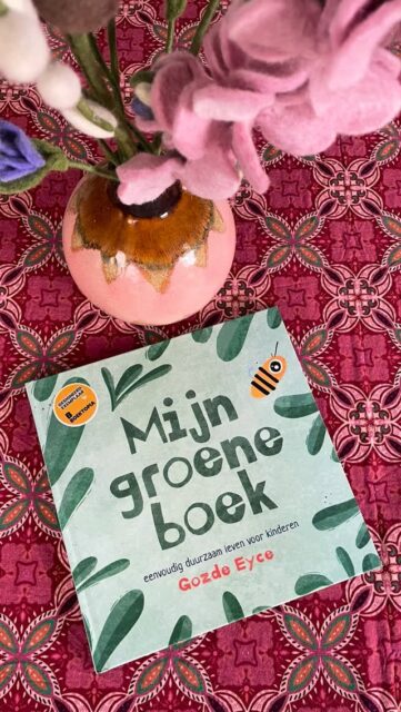🍀 Nieuw! Een groen boek voor kinderen. Hoe leuk - én goed - is dat?! Help je ook mee te zorgen voor onze aarde?

𝕄𝕚𝕛𝕟 𝕘𝕣𝕠𝕖𝕟𝕖 𝕓𝕠𝕖𝕜
Gozde Eyce – @vandriel_publishing 

De aarde kan onze hulp goed gebruiken. Help je mee? Met de kleinste daden kun je grote dingen doen.

Natuurlijk help je mee! En dat gaat helemaal lukken met dit groene boek. Wat dacht je van wat vaker met de fiets naar school? Afval sorteren en minder nieuwe kleren kopen? Je speelgoed delen met een vriendje of weggeven als je het niet gebruikt? Het zijn allemaal kleine dingen waarmee je een steentje bij kunt dragen om onze aarde te helpen.

Mijn groene boek – eenvoudig duurzaam leven voor kinderen staat boordevol makkelijk uit te voeren, duurzame tips. Elke tip is kort en krachtig beschreven. Er wordt uitgelegd waarom het duurzaam is en hoe je kunt beginnen. Bij elke tip vind je een prachtige, duidelijke en kleurrijke illustratie.

Als je door dit boek bladert, denk je regelmatig ‘o ja!’ en ‘natuurlijk!’
Er is vast een tip waar je kind meteen mee aan de slag wil gaan! Een fluitje van een cent. 

🔗 Meer lezen? Jufanke.nl > prentenboeken