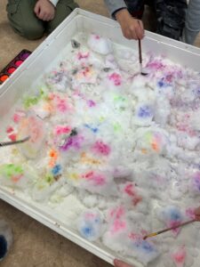 sneeuw verven kleuters