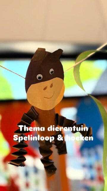 🐘 Een kijkje in onze klas die aan het veranderen is in één grote dierentuin, wroahhh! 🦁 
Spelen tijdens de spelinloop en een sneak peek van enkele hoeken. Onze grote, super gave dierentuinhoeken zien jullie binnenkort. 🤩

🔗 Inloopactiviteiten o.a. uit de fijne motoriekbundel dierentuin, Jufanke.nl > shop