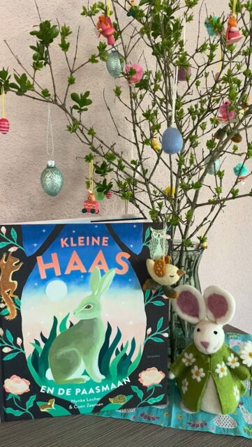 🐰 Vandaag keek ik op school in de boekenkast en zag dat we maar héél weinig prentenboeken hebben die echt over Pasen gaan. Maar er was post! ✉️ Een prachtig, lief paasboek van @uitgeverijchristofoor over … Pasen! 🐣 

🔗 Lees meer op de prentenboekenpagina van Jufanke.nl
🐰 Lieve lentehaas van @sjaalmetverhaal 🩷

𝕂𝕝𝕖𝕚𝕟𝕖 𝕙𝕒𝕒𝕤 𝕖𝕟 𝕕𝕖 ℙ𝕒𝕒𝕤𝕞𝕒𝕒𝕟
Nynke Locher & Coen Zeeman – Christofoor Uitgeverij

Bijna Pasen! Dit prachtige prentenboek met chique, glimmende reliëfkaft past helemaal bij zo’n feestdag! Ontdek het mooie verhaal van kleine haas en de Paasmaan. 

Hoe weet je dat de lente is gekomen? Juist, je hoort de bijen zoemen, vogels fluiten, ziet vlinders fladderen en de bomen krijgen blad. Maar wacht eens … lente? Dat betekent ook dat het Paasfeest eraan komt! Kleine haas huppelt opgewonden naar mama om te vragen wanneer het Pasen is. Zij zegt: 

‘Als je in het voorjaar de volle maan,
helder aan de hemel ziet staan, 
dan komt het Paasfeest eraan.’

In dit lieve voorjaarsprentenboek vertelt kleine haas aan iedereen op het veld wat ze van mama heeft gehoord. Ondertussen brengen de vogels eieren om te versieren en iedereen helpt mee.
Na de nacht met volle maan is het zover: de hazen gaan eieren verstoppen! 

Kleine haas en de Paasmaan ademt de lente: zachte, vertederende illustraties, dieren die elkaar helpen, een liefdevolle familie haas en warme zinnen met herhaling vertellen dit mooie verhaal dat kinderen leert wanneer het Pasen is. 

Wacht op de eerste volle maan, dan weet je: Pasen komt eraan!