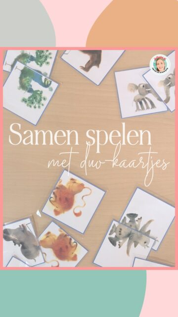Om elkaar nóg beter te leren kennen, speelden we samen met ‘duo-kaartjes’ (met een gewoon Memoryspel kun je al van start). Ik deelde de kaartjes willekeurig aan de kinderen uit. Ze hielden hun kaartje even voor zichzelf en liepen daarna door de kring om te kijken bij wie ze hoorden. Als kinderen met dezelfde afbeelding elkaar vonden, was de missie geslaagd. Voor de kinderen was dit hét moment van de activiteit: IK HOOR BIJ JOU! 😃 en iedereen was blij, wie het andere kind ook was. Daarna gingen de duo’s met elkaar in gesprek: waarmee willen we spelen? Ze mochten álles kiezen. Werden ze het eens, dan kwamen ze met hun kaartjes en idee naar mij. Ik besliste of het kon (is het echt iets om samen te doen en is deze hoek of dit speelgoed nog vrij of al bezet?). En toen: spelen maar! 

We deden dit voor de eerste keer dit schooljaar en kort, zodat het succeservaringen op zou leveren. 
Tijdens het spelen keek Daantje, onze groepsknuffel (mijn handpop) toe. Na het opruimen evalueerden we. Daantje vertelde wat voor moois ze had gezien en de kinderen vertelden: heb ik met iemand gespeeld waar ik normaal weinig mee speel? Was er iets fijn tijdens het spelen? En zo kregen verschillende kinderen een compliment. Op naar de volgende! 

Tip! Vorm enkele duo’s bewust om kinderen waarvan jij denkt dat ze klikken kennis te laten maken met elkaar of om kinderen uit elkaar te halen. Speel met het uitdelen van de kaartjes, zodat de gewenste duo’s worden gevormd en de kinderen denken dat het toeval is. 😉 

Ook tijdens het buiten spelen kan dit een leuke werk-, uhh speelvorm zijn!

Deze kaartjes komen uit het Rekenproject Raar van @kleuteruniversiteit. 
🔗 In de shop op m’n site vind je ook leuke duo-kaartjes. 😍